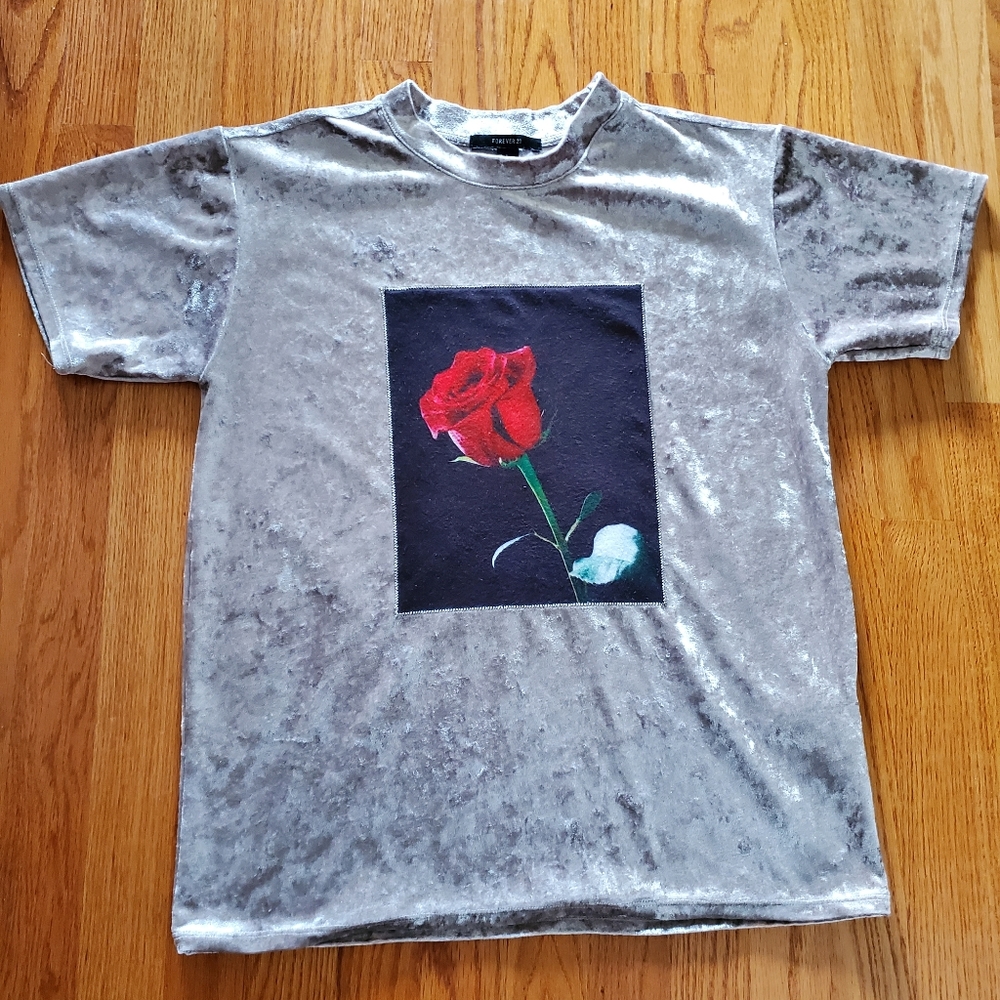 ❤ Forever 21 Velvet Rose Graphic T Shirt Gray Red